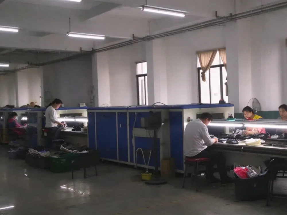 Molding assembly line footwear factory
